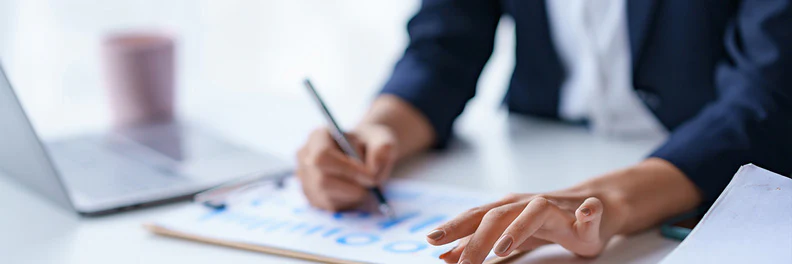 インボイス制度、免税事業者はどうすべき?仕入税額控除と経過措置について