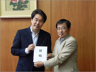 日本商工会議所理事・事務局長 坪田 修二氏(右)と弊社社長 岡本 浩一郎(左)